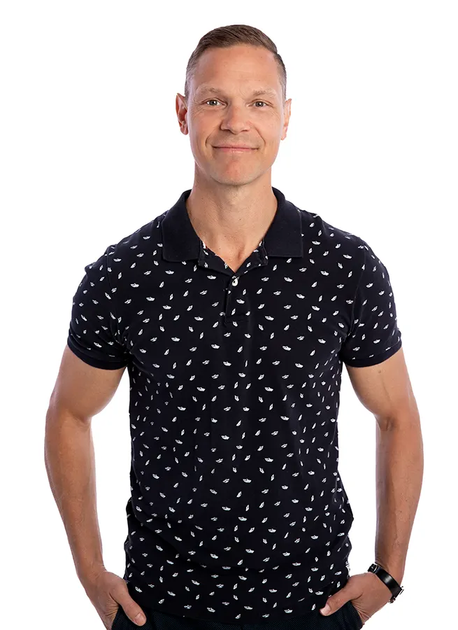 A professional photo of Dr. Elliot Lysyk